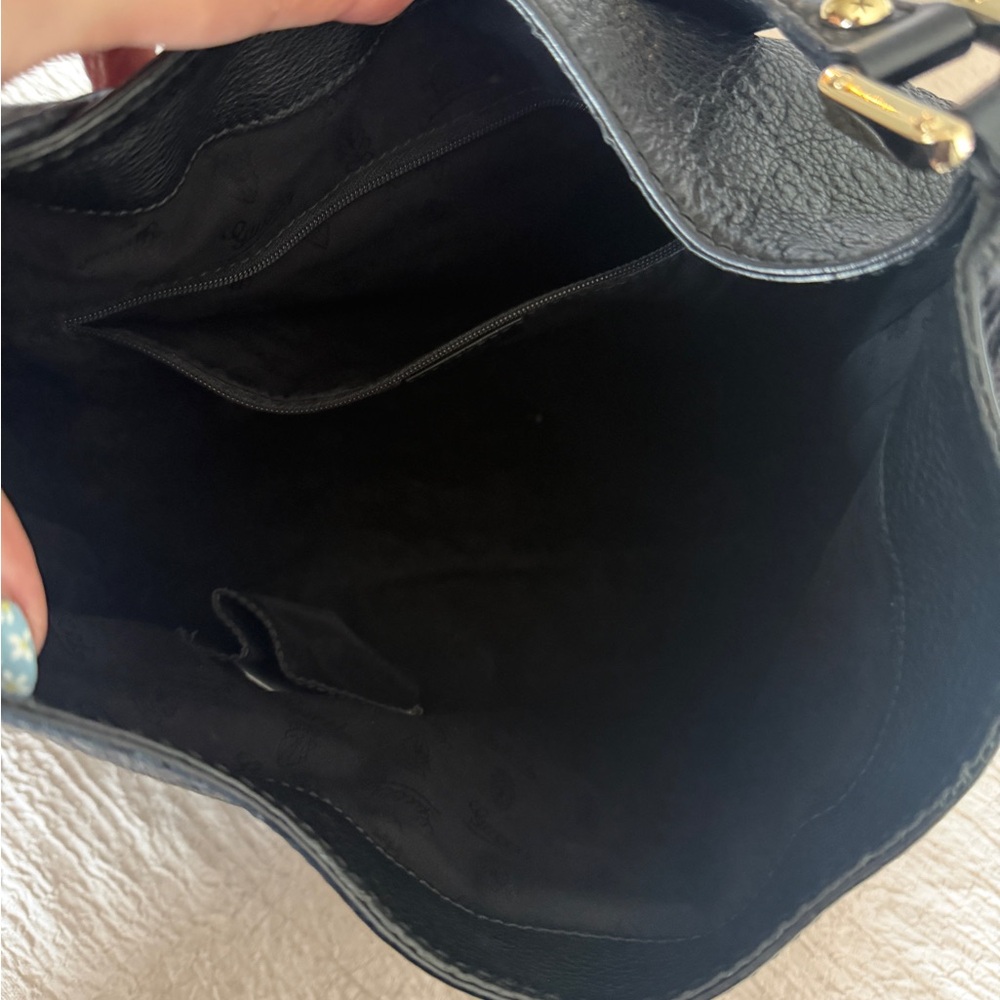 Gucci Guccissima Black Embossed Leather Shoulder Bag with Gold Plate - Picture 7 of 11